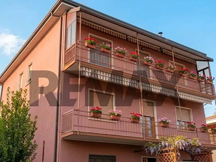Appartamento trilocale in vendita in Via Grazia Deledda, Bollate