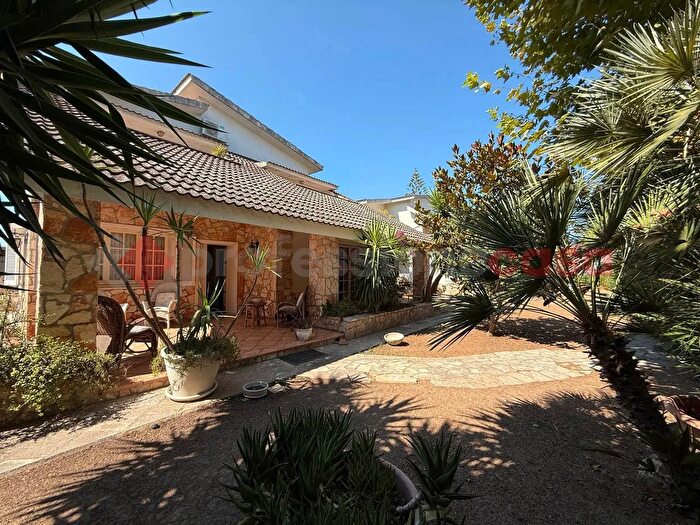 Casa con 6 locali in vendita in Via Ortensie, Taranto