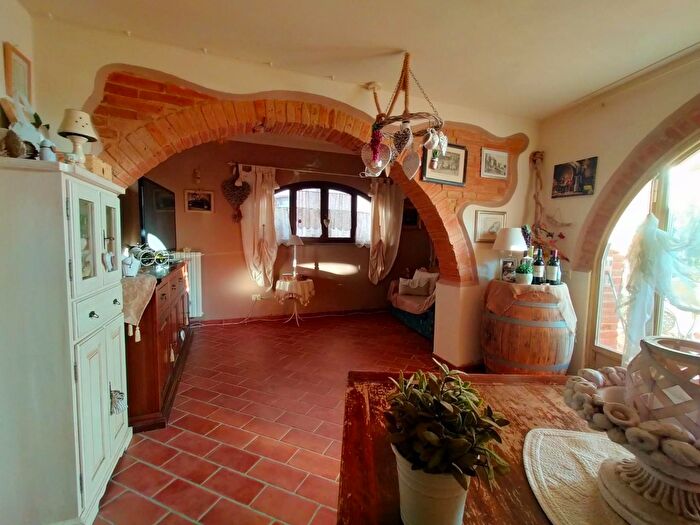 Casa con 9 locali in vendita in Terricciola