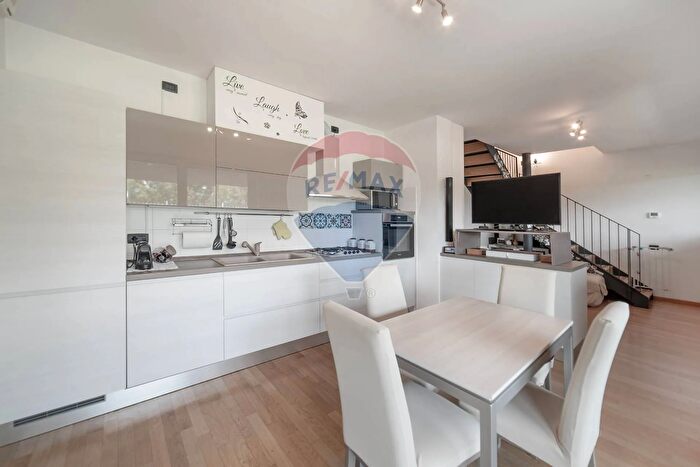 Appartamento trilocale in vendita in Via Carducci, Cologno Monzese