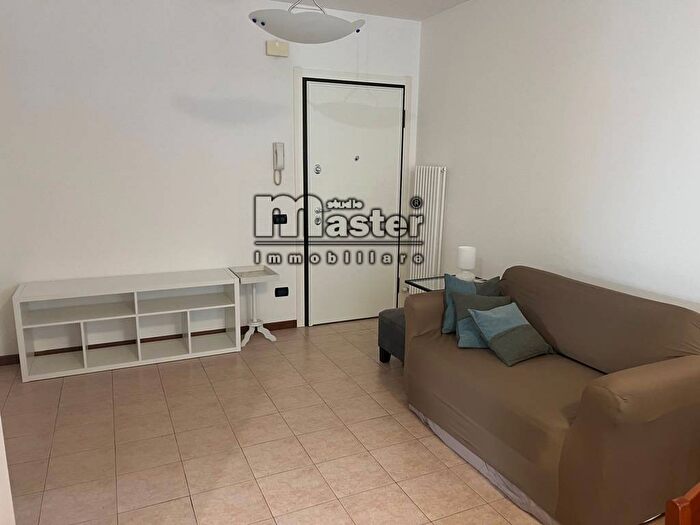 Appartamento trilocale in affitto in via Rossini, Case Corrente, Paese