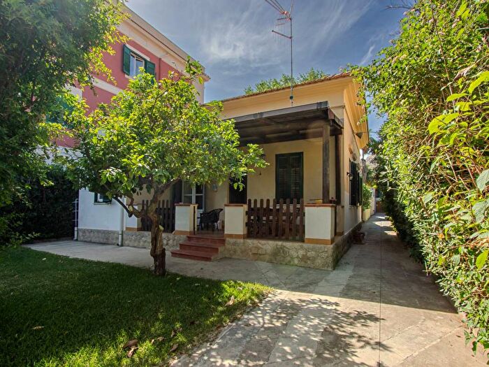 Casa quadrilocale in affitto in Viale Galatea, Mondello Valdesi, Palermo
