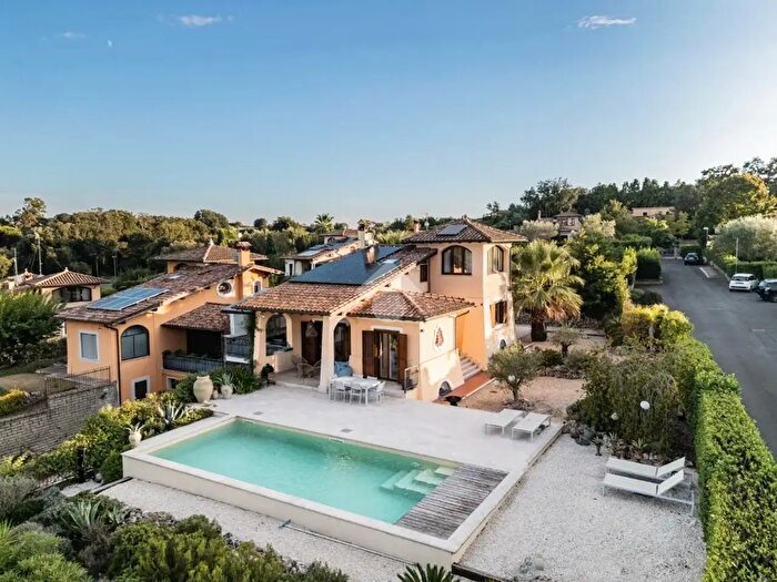 Casa con 7 locali in vendita in Via del Sassone, Bracciano