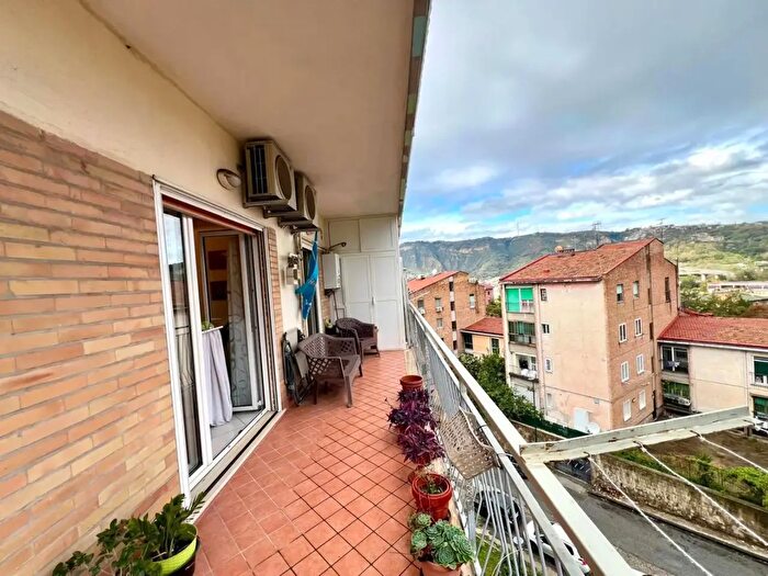 Appartamento trilocale in vendita in Via Po, Napoli