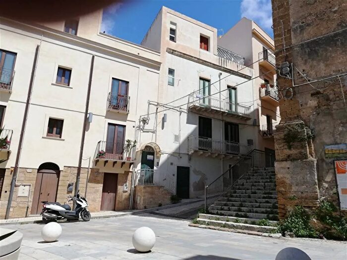 Casa con 13 locali in vendita in Sciacca