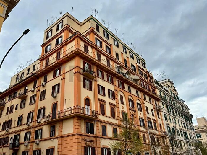 Appartamento quadrilocale in vendita in Via Albalonga, Roma