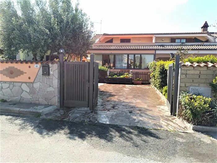 Casa con 6 locali in vendita in Via Isernia, Ardea
