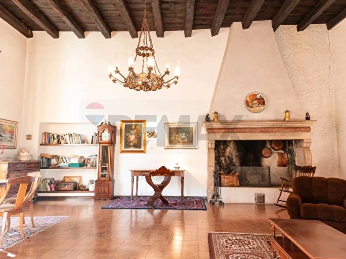 Casa con 16 locali in vendita in Via Nazionale, Croviana