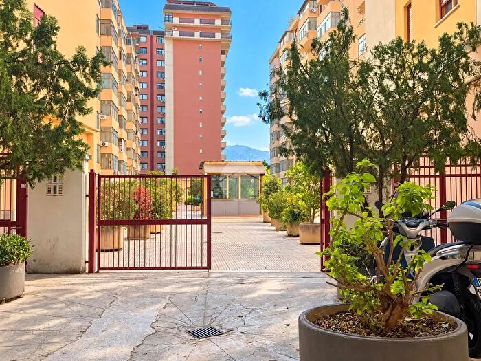 Appartamento con 5 locali in affitto in Via Eugenio l'Emiro, Palermo