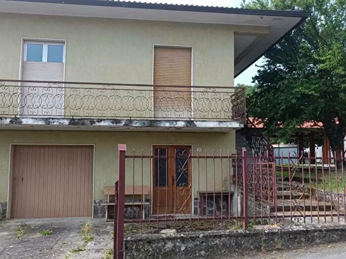 Casa con 7 locali in vendita in Bore