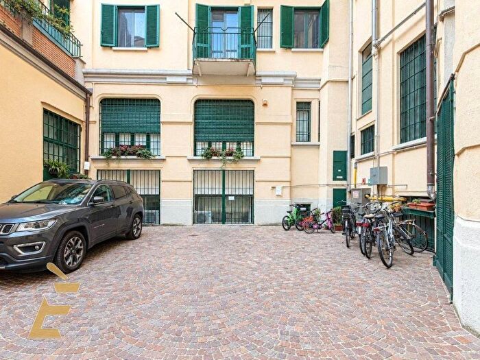 Appartamento trilocale in affitto in Via Calatafimi, Ticinese, Milano