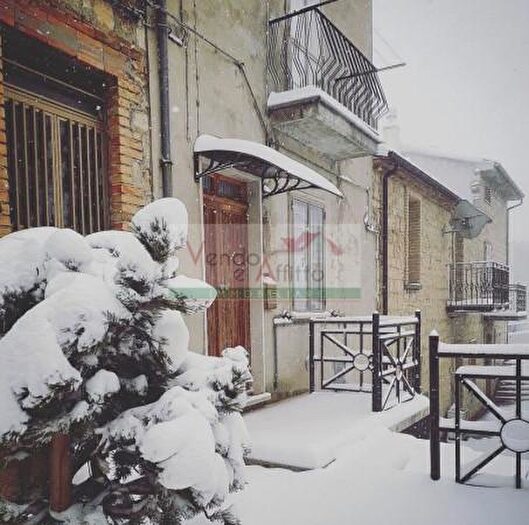 Casa con 6 locali in vendita in Roccaspinalveti