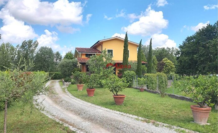 Casa con 9 locali in vendita in Lucca