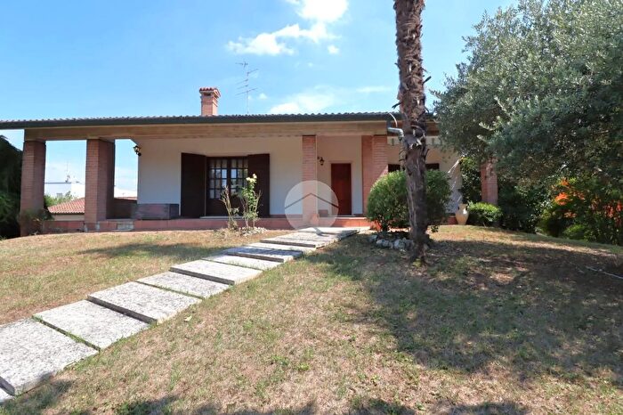 Casa con 8 locali in vendita in Via Marche, San Giorgio Bigarello