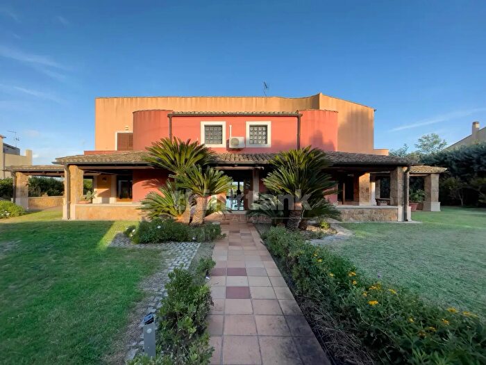 Casa con 16 locali in vendita in Via Madonna del Carmelo Snc, Noto