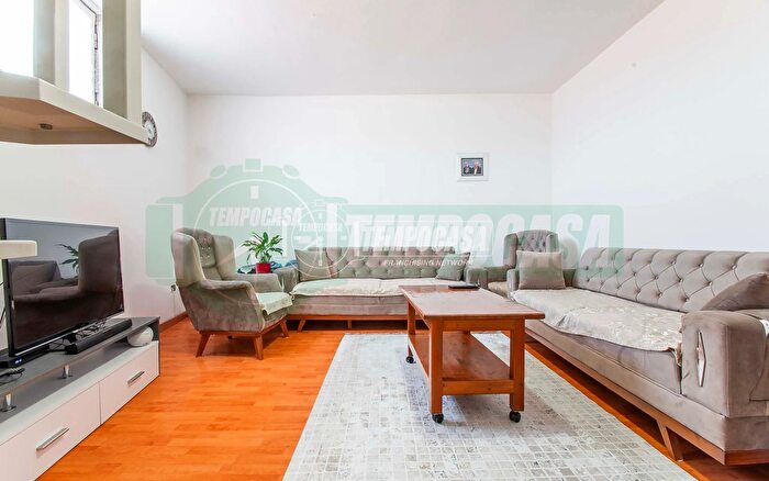 Appartamento trilocale in vendita in Via Cavour, Turate