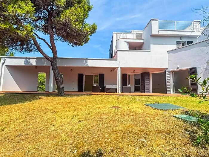 Casa con 6 locali in vendita in Rosignano Marittimo