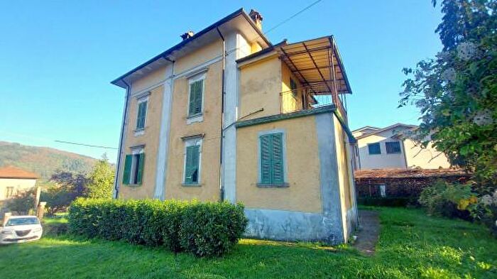 Casa con 6 locali in vendita in Camporgiano