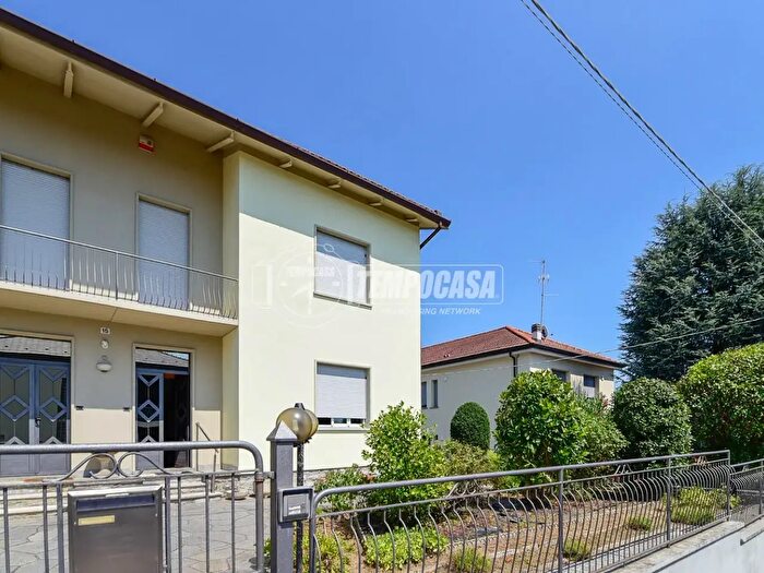 Appartamento con 5 locali in vendita in Via Regina Margherita, Capiago Intimiano