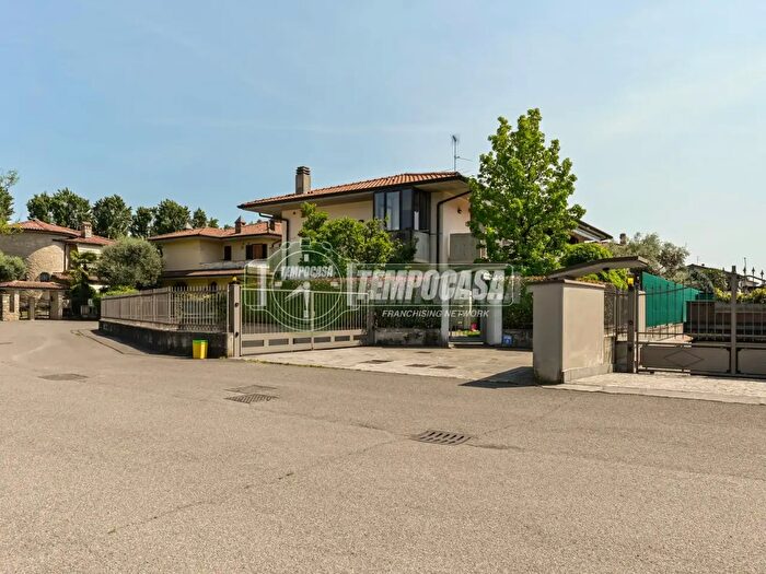 Appartamento trilocale in vendita in Via del Campo a, Levate