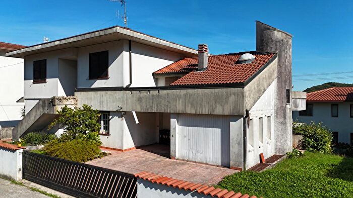 Appartamento quadrilocale in vendita in Via Calbarine, Schio