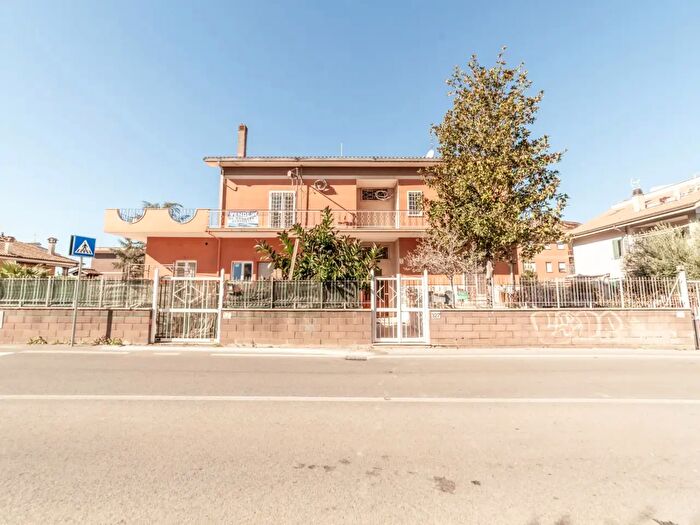 Appartamento trilocale in vendita in Via Rezzato, Roma