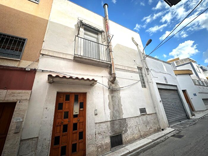 Casa quadrilocale in vendita in Via Felice Orsini, Canosa Di Puglia