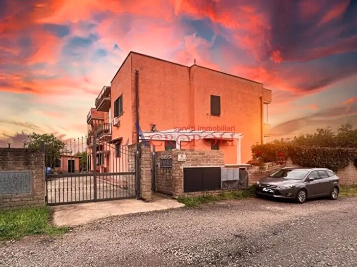 Appartamento trilocale in vendita in Via Cissone, Roma
