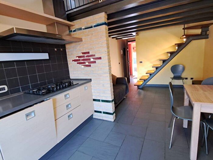 Appartamento bilocale in affitto in Via Ugo Foscolo, Caronno Varesino