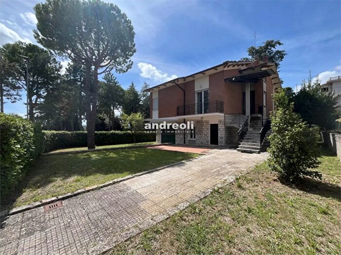 Casa con 8 locali in vendita in Maiolati Spontini