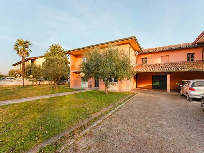 Casa con 6 locali in vendita in Via a Boito, Paese