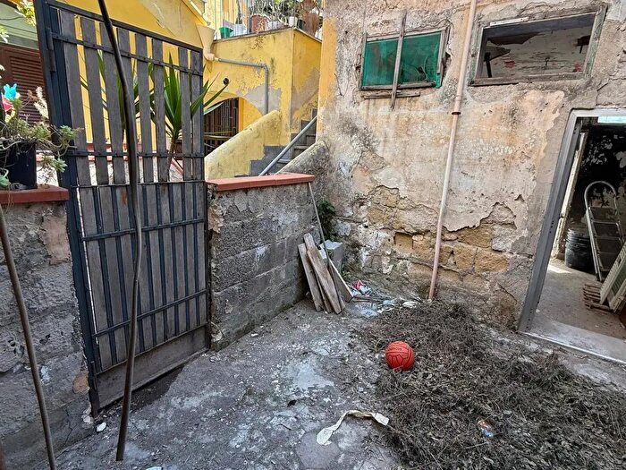 Appartamento trilocale in vendita in Via Contieri, Napoli