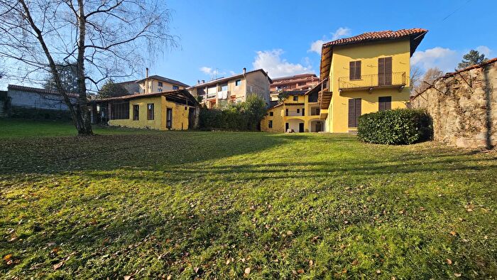 Casa con 10 locali in vendita in Pollone