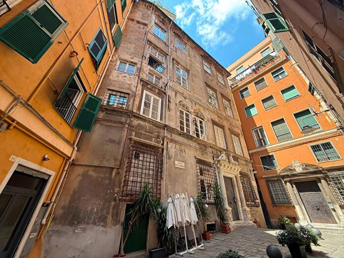 Appartamento trilocale in affitto in Piazza dell'Agnello, Maddalena, Genova