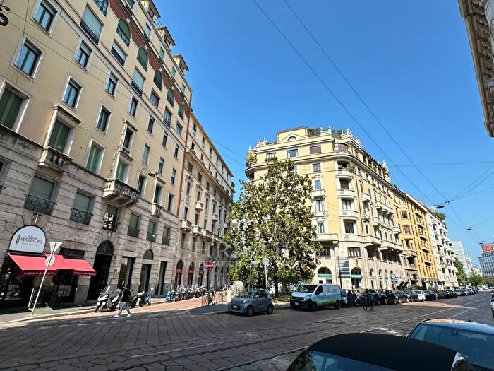 Appartamento con 5 locali in vendita in Via Francesco Sforza, Milano