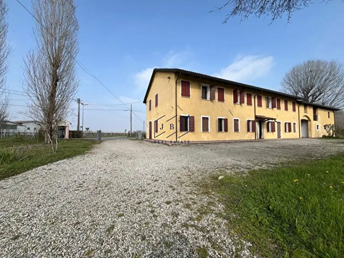 Casa con 8 locali in vendita in Via Montegrappa, San Biagio Di Callalta