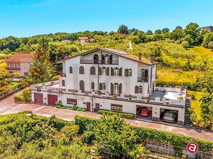 Casa con 12 locali in vendita in Via dell'Acqua Zolfa, Isernia