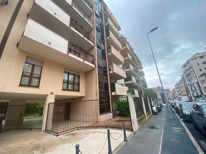Appartamento trilocale in affitto in Via Rutilia, Ripamonti Fondazione Prada, Milano