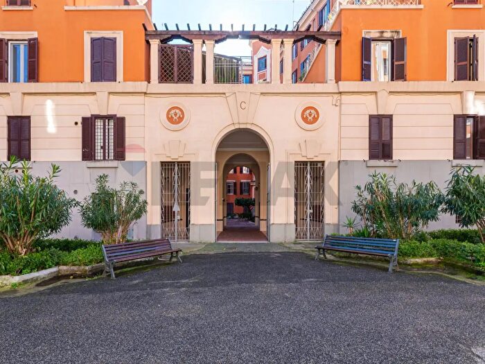 Appartamento trilocale in vendita in Via Taranto, Roma