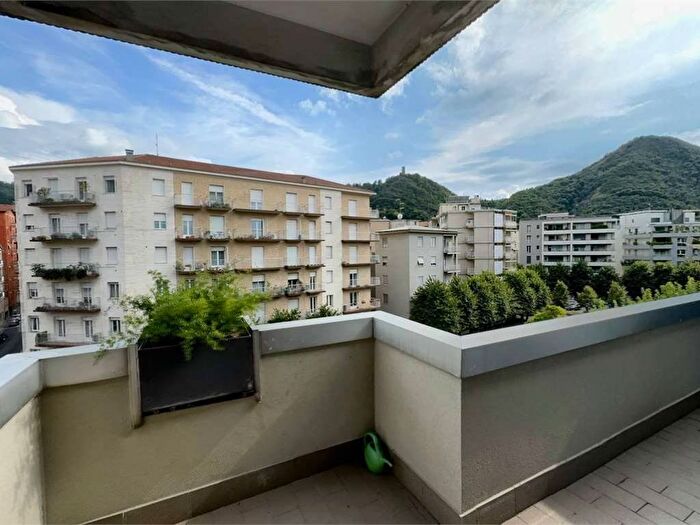 Appartamento trilocale in affitto in Via Mentana, Borghi, Como