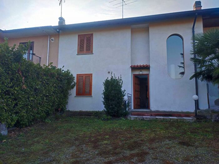 Casa quadrilocale in vendita in Via Cosio, Centro, Castelletto Sopra Ticino
