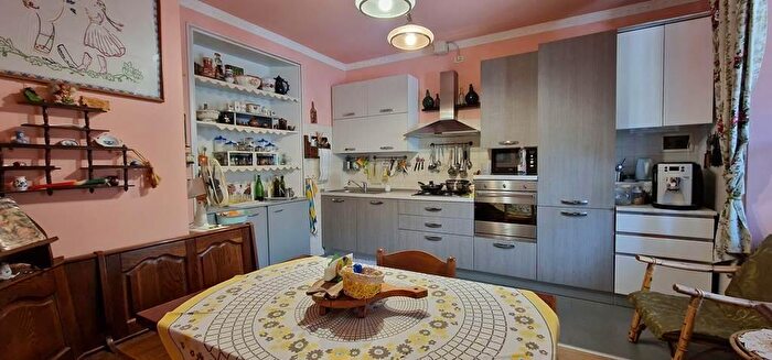 Casa con 8 locali in vendita in Predappio