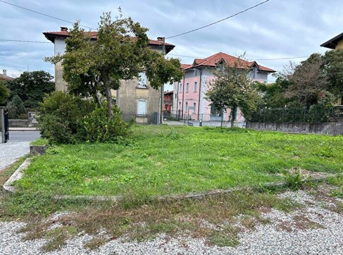 Appartamento trilocale in vendita in Via Roma Biandronno Va Italia, Biandronno