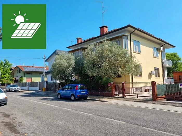 Appartamento con 5 locali in vendita in Via Valcellina, Udine