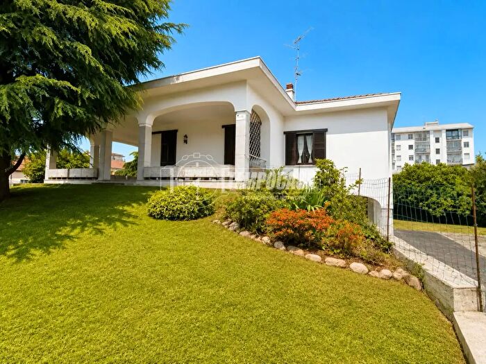 Appartamento con 5 locali in vendita in Via Grivola, Vercelli