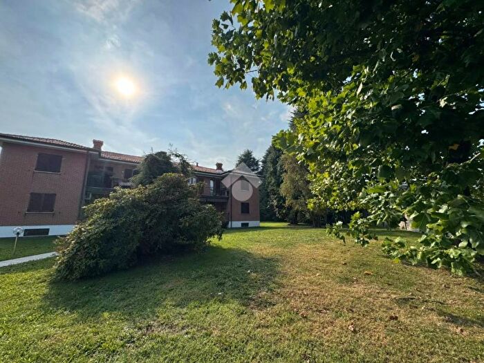 Appartamento trilocale in affitto in Via Vincenzo Bellini, Rovello Porro