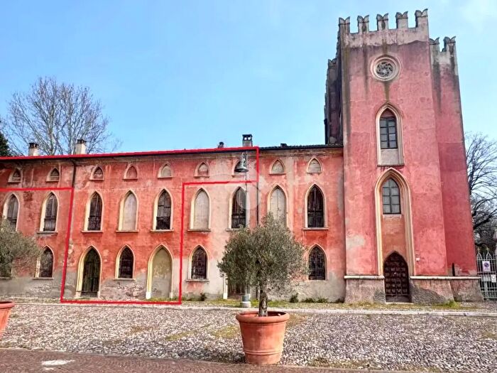 Casa con 7 locali in vendita in Piazza Giacomo Matteotti, Goito