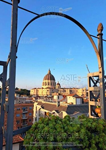 Appartamento con 6 locali in vendita in Via Paolo II, Roma