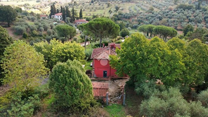 Casa con 7 locali in vendita in Via Lucciano, Quarrata