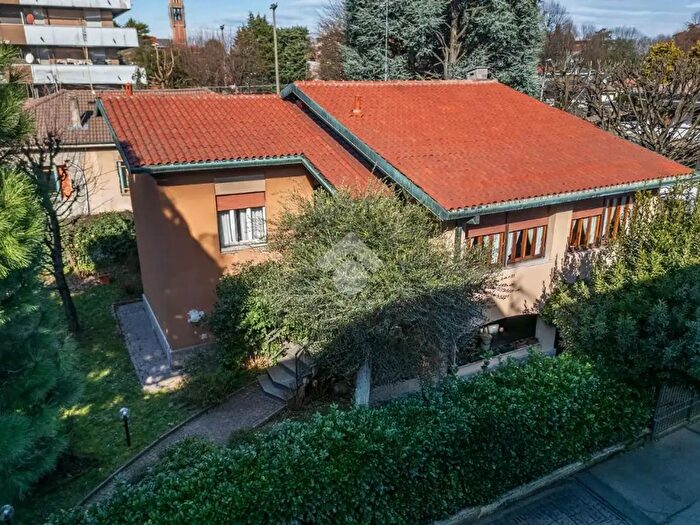 Casa con 6 locali in vendita in Via Mozart, Castellanza